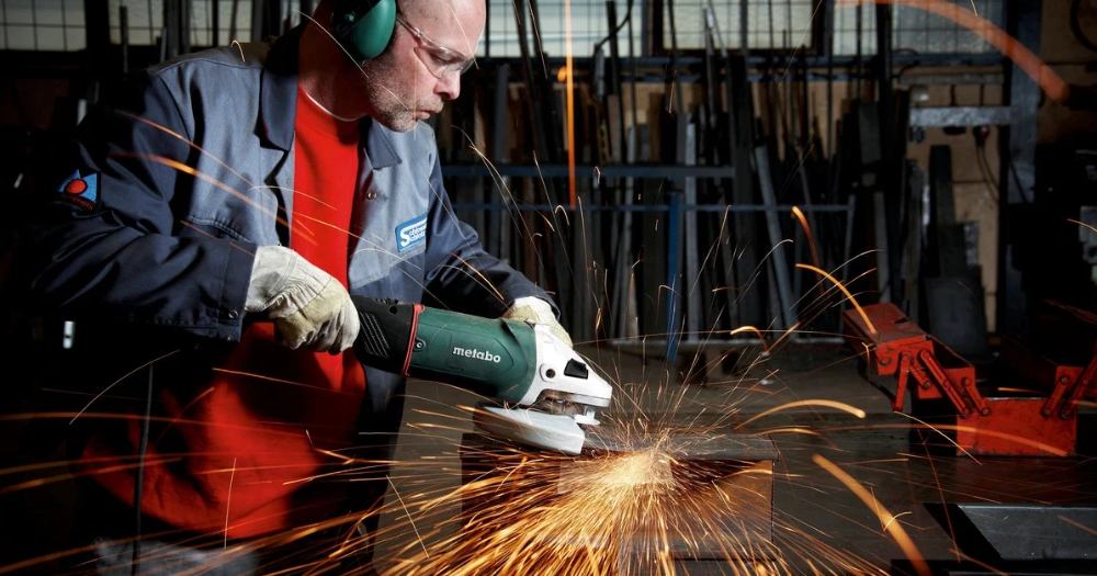 Слесарь (шлифовщик) на завод